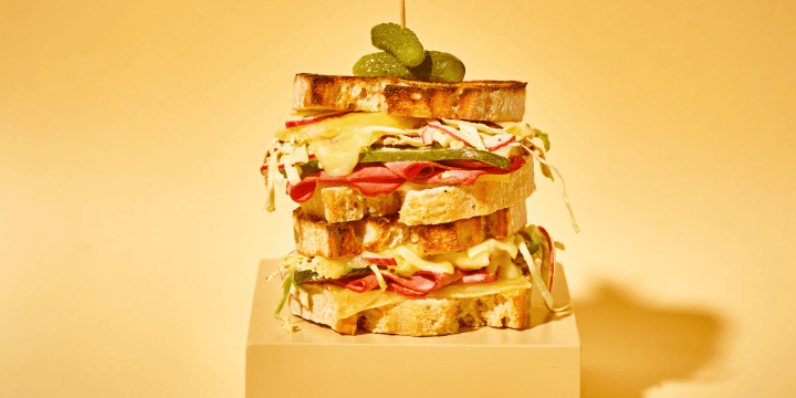 Sandwich met pastrami en augurken